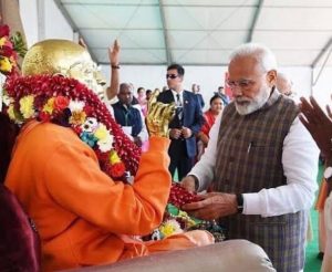 narendra modi offering flowers to srila prabhupada