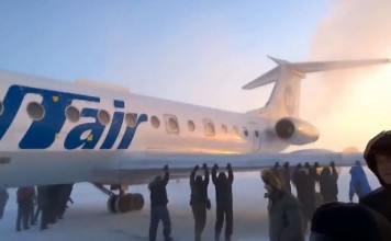 Frozen plane in Siberia pushed by Passengers