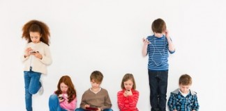 Light from smartphones lowers sleep hormone