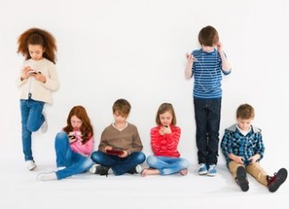 Light from smartphones lowers sleep hormone