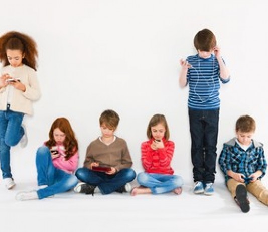 Light from smartphones lowers sleep hormone