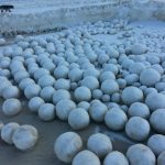 Nature surprises environmentalists – Giant snowballs appear on a beach