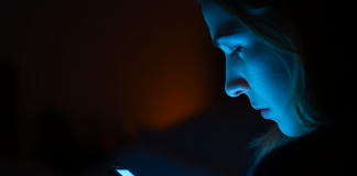 Don’t ignore this if you use mobile phones after 10 PM! mobile at night